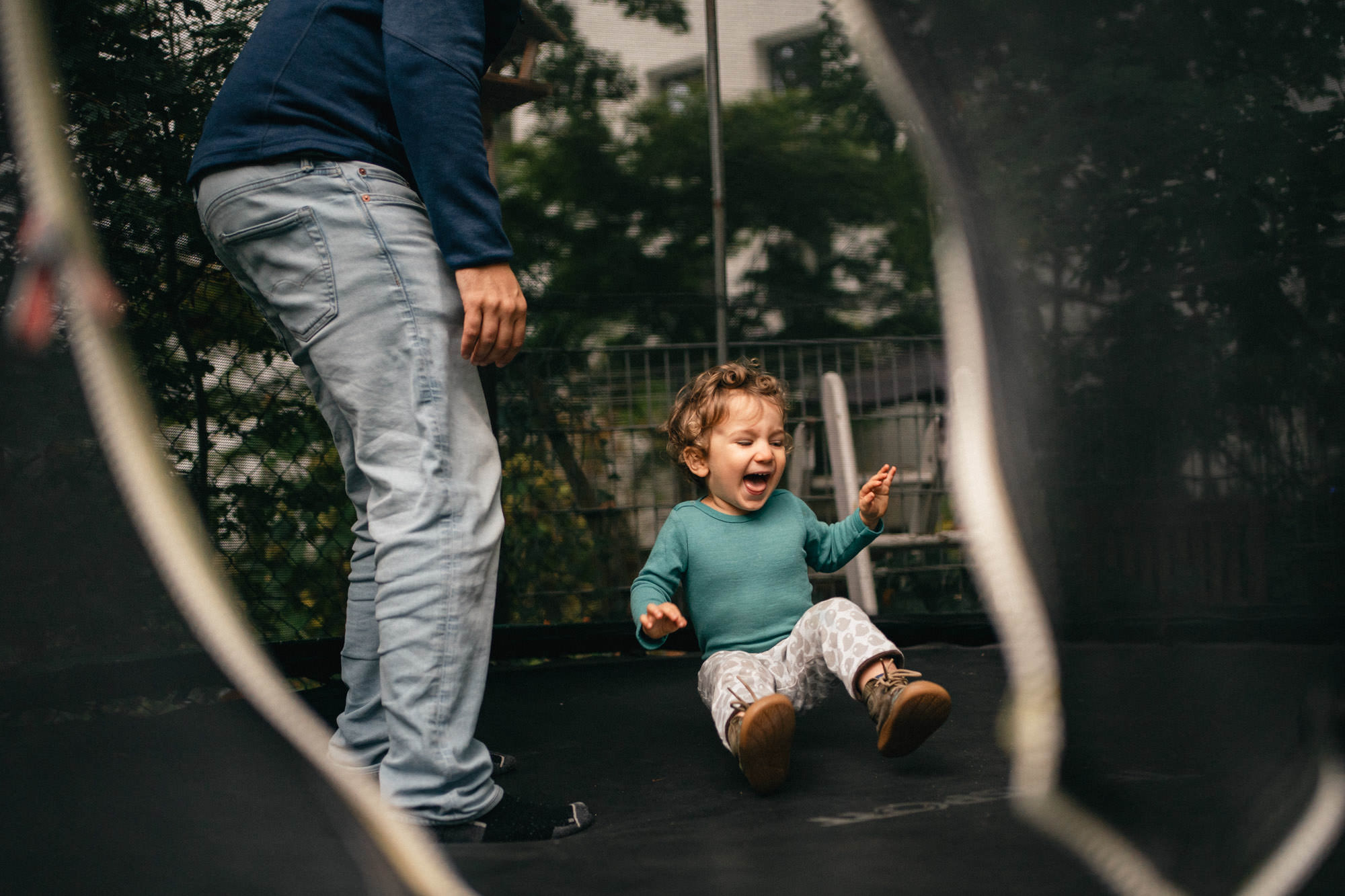Kind hüpft auf Trampolin und lacht