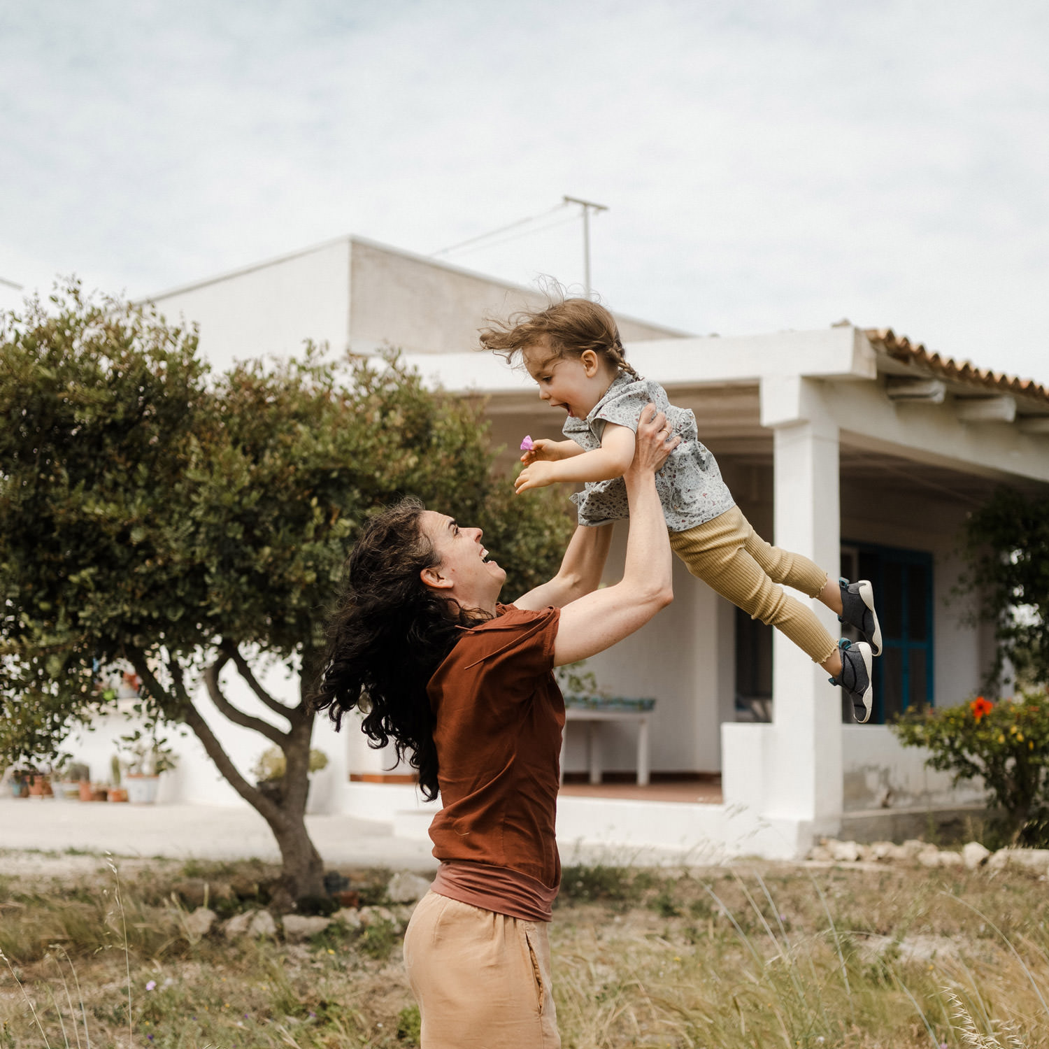 Kind wird in die Luft geworfen und lacht