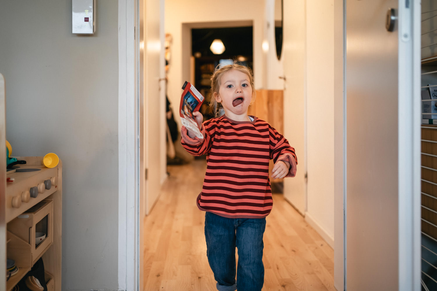 Kind rennt durch Wohnung