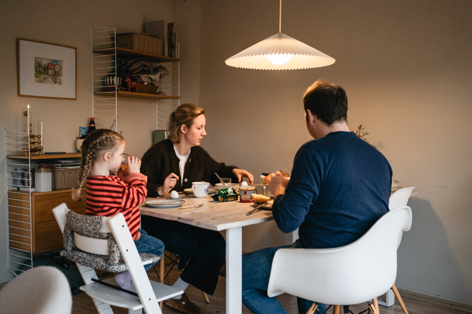 Familie sitzt am Frühstückstisch
