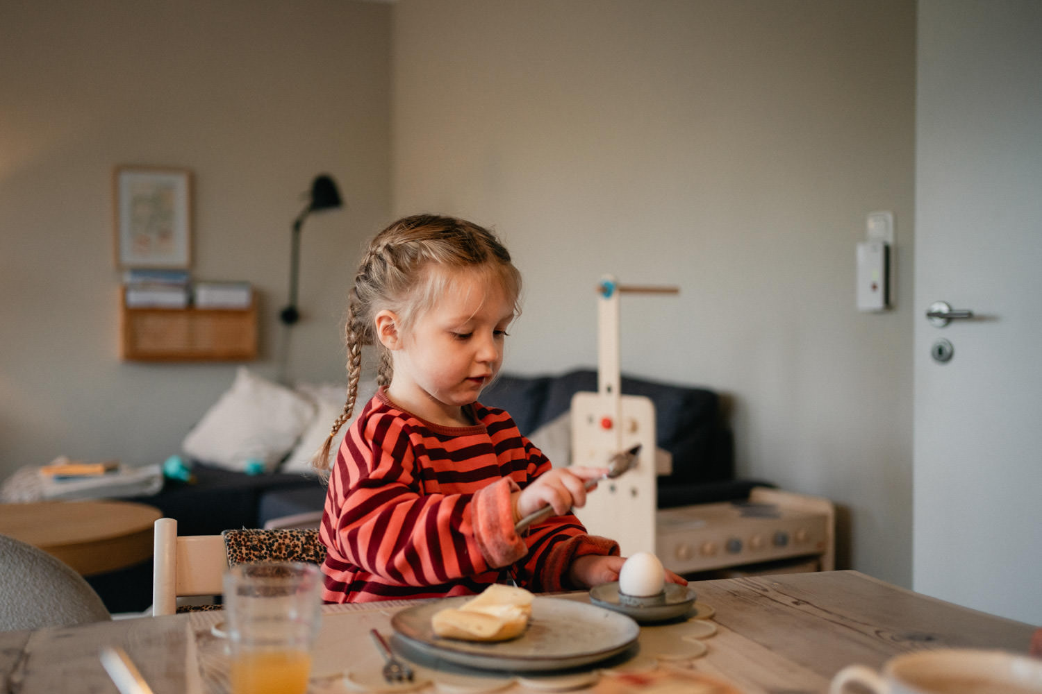 Kind schlägt Frühstückei auf