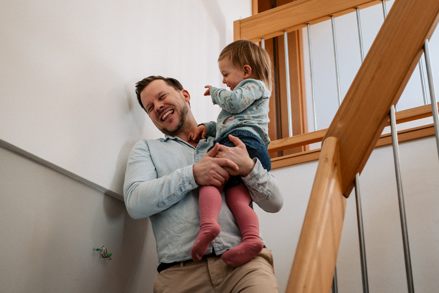 Vater trägt Tochter die Treppe runter