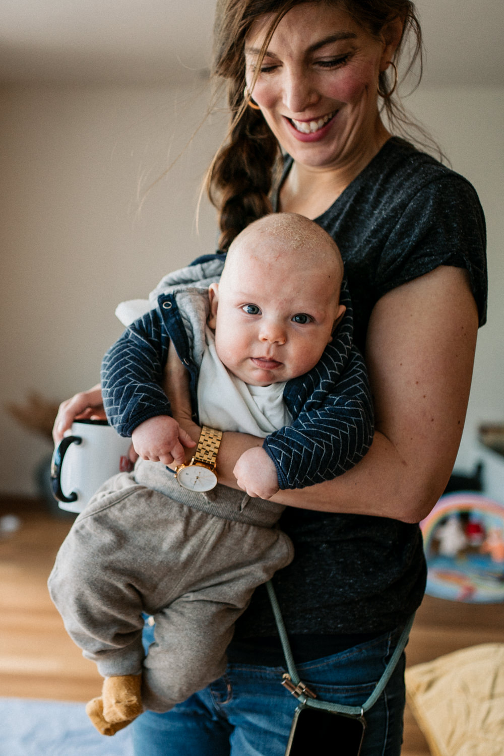 Mutter trägt Baby