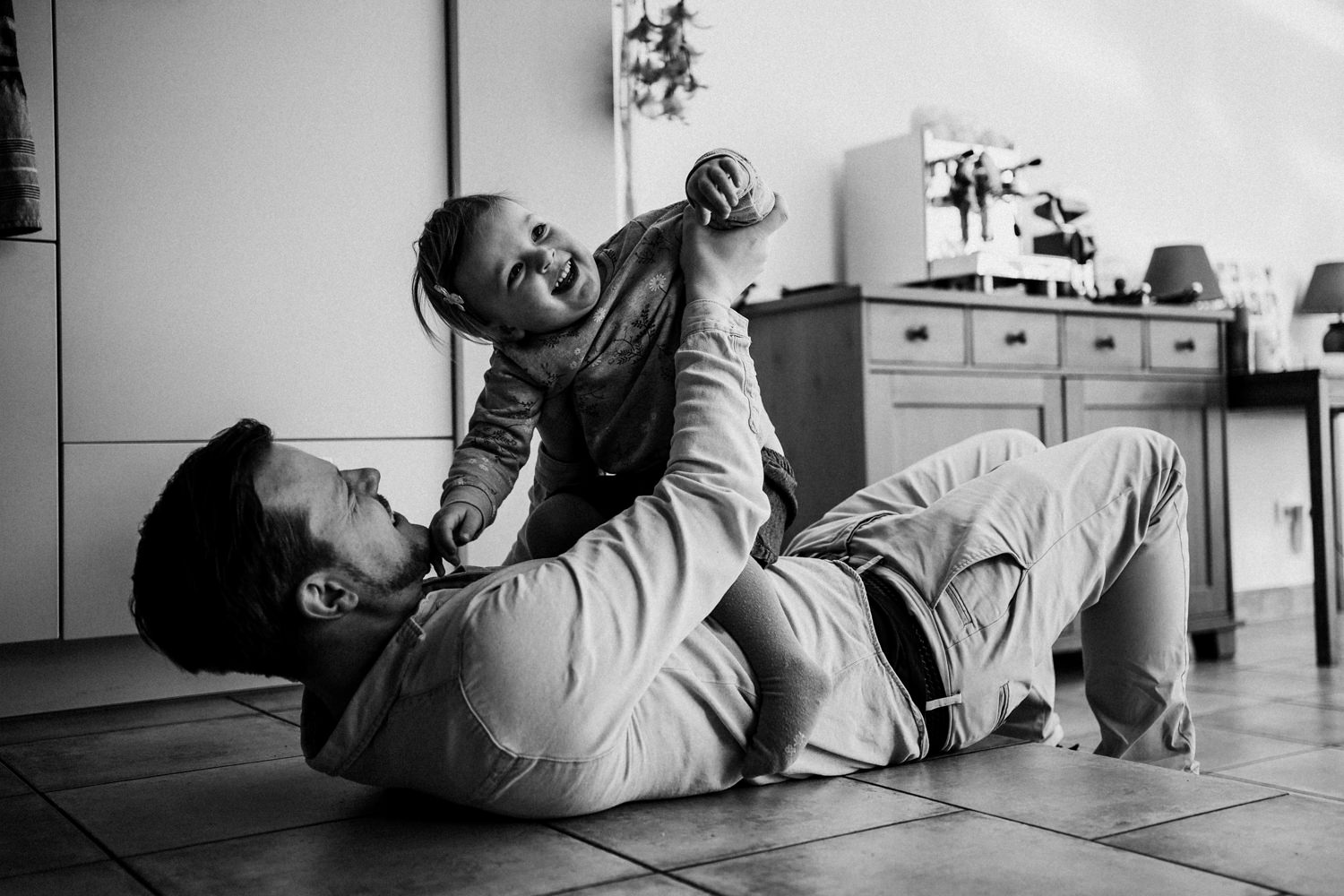 Vater spielt mit Tochter