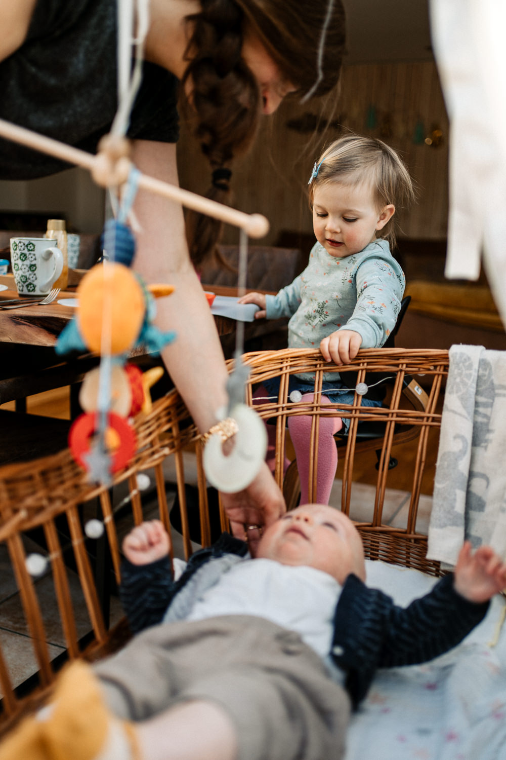 Geschwisterkind bei Baby in Krippe