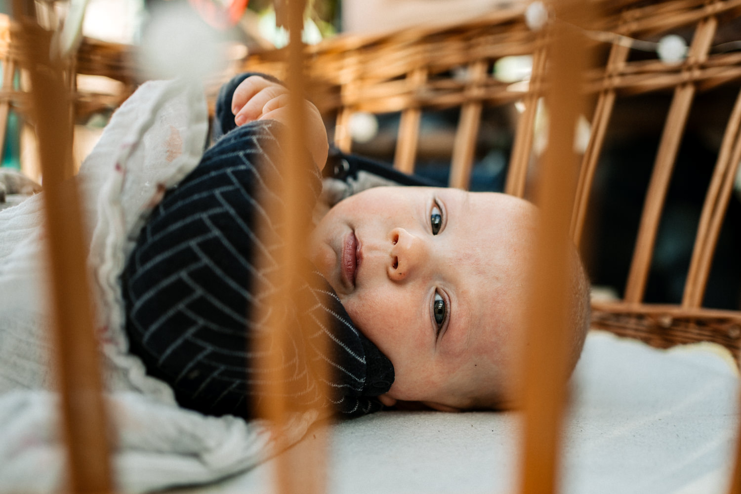 Baby liegt in Krippe