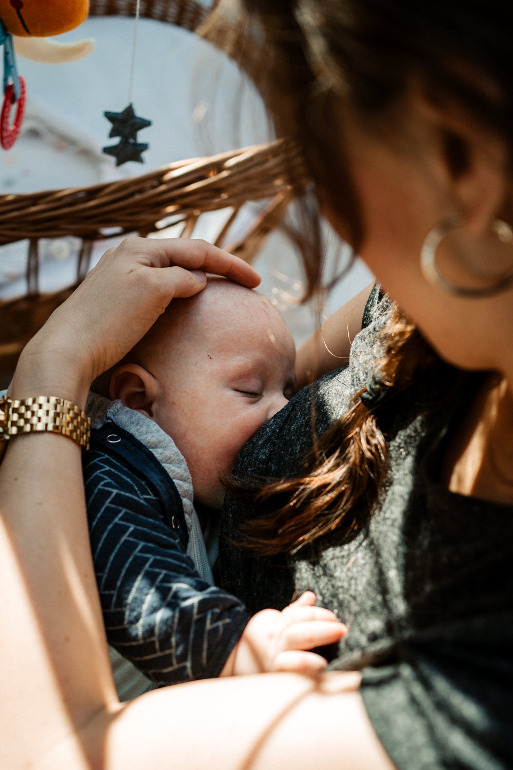Baby schläft beim stillen ein