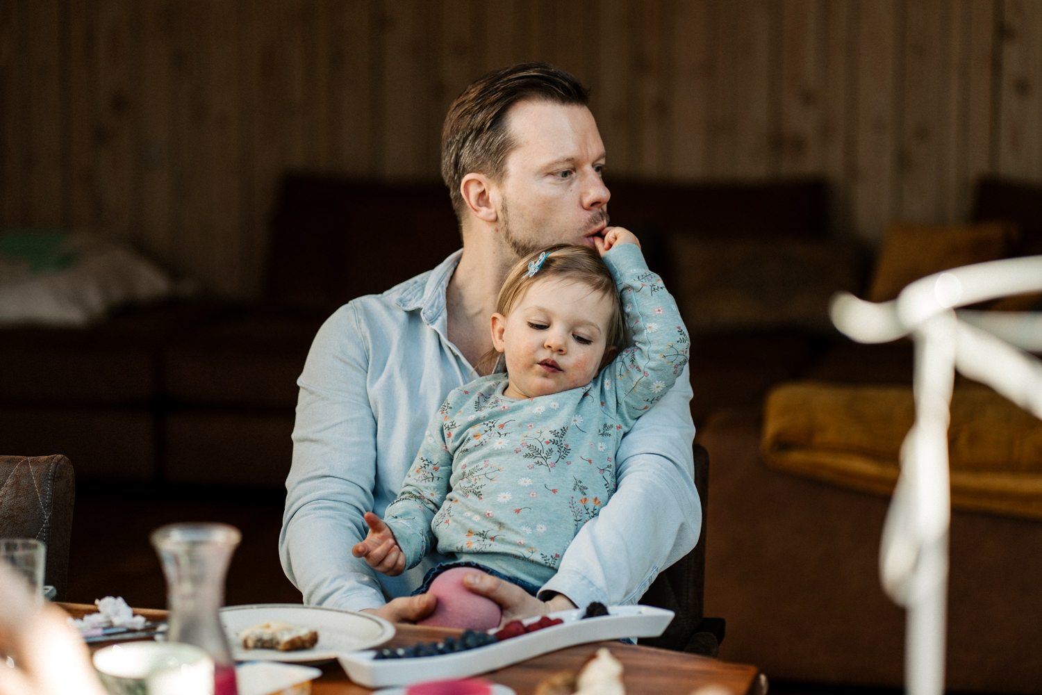 Kind füttert Vater