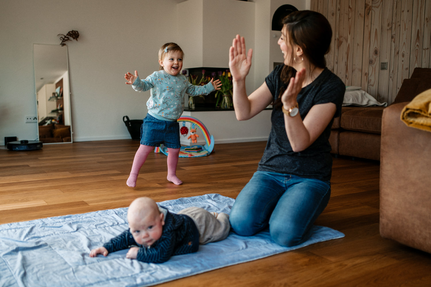 Kind tanzt und singt mit Mutter