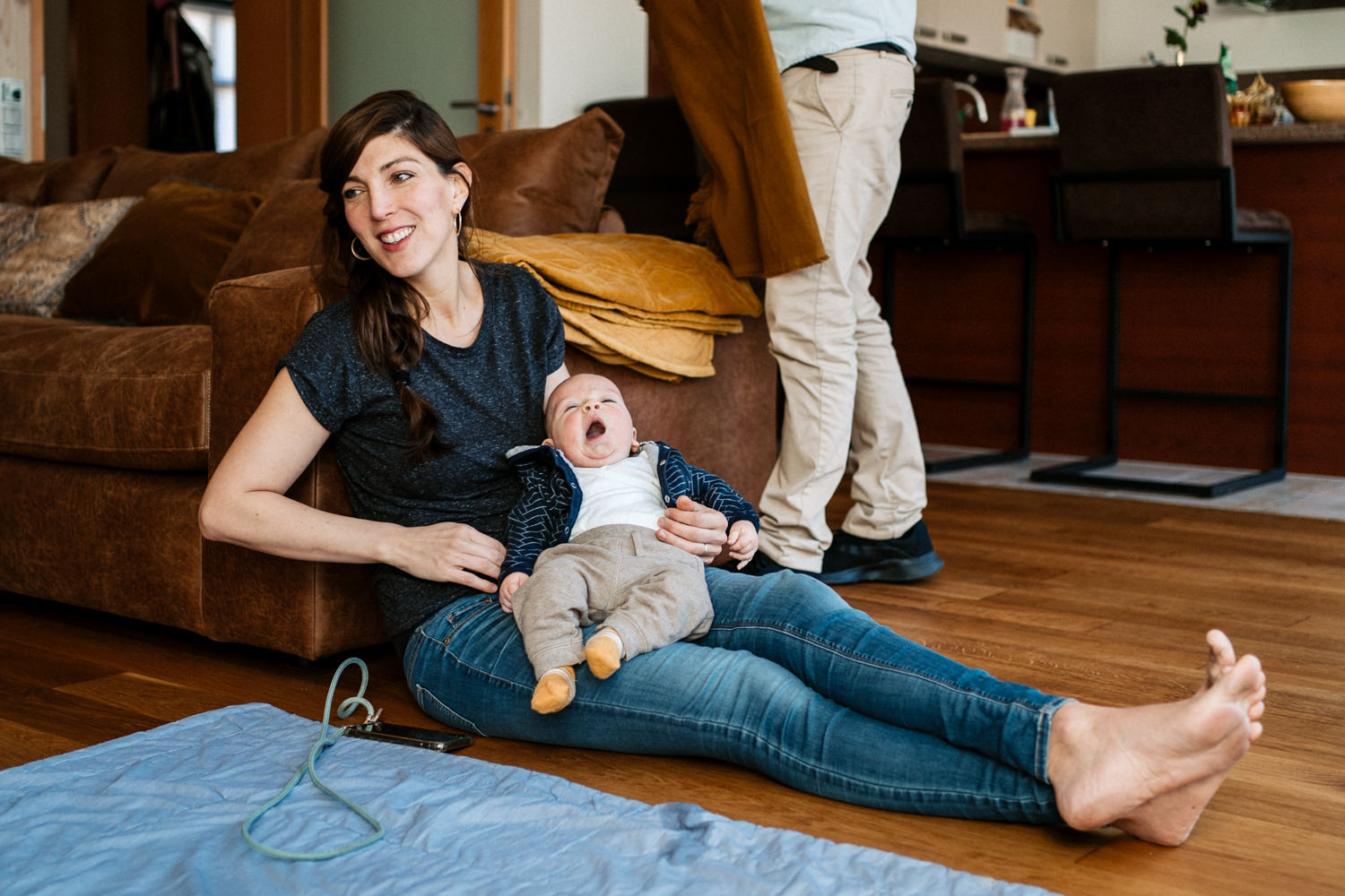 Baby gähnt auf Mamas Schoß