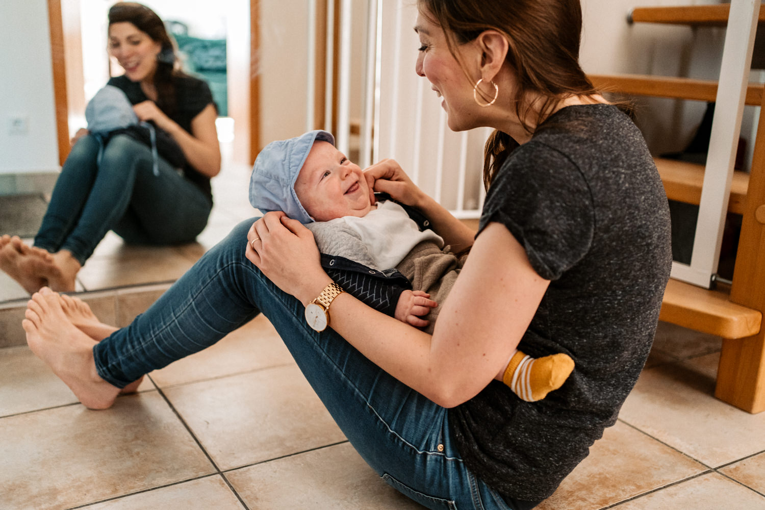 Baby lacht Mama an