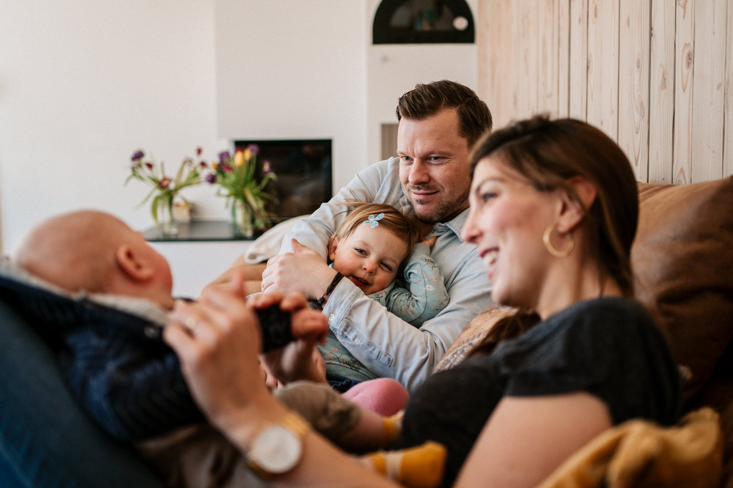 Familie ist zusammen auf dem Sofa