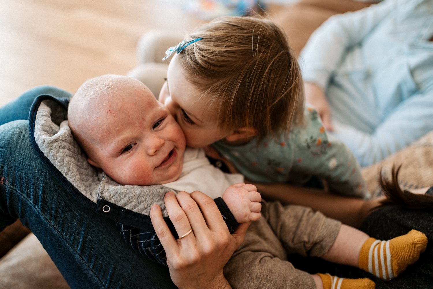 Große Schwester gibt Baby einen Kuss