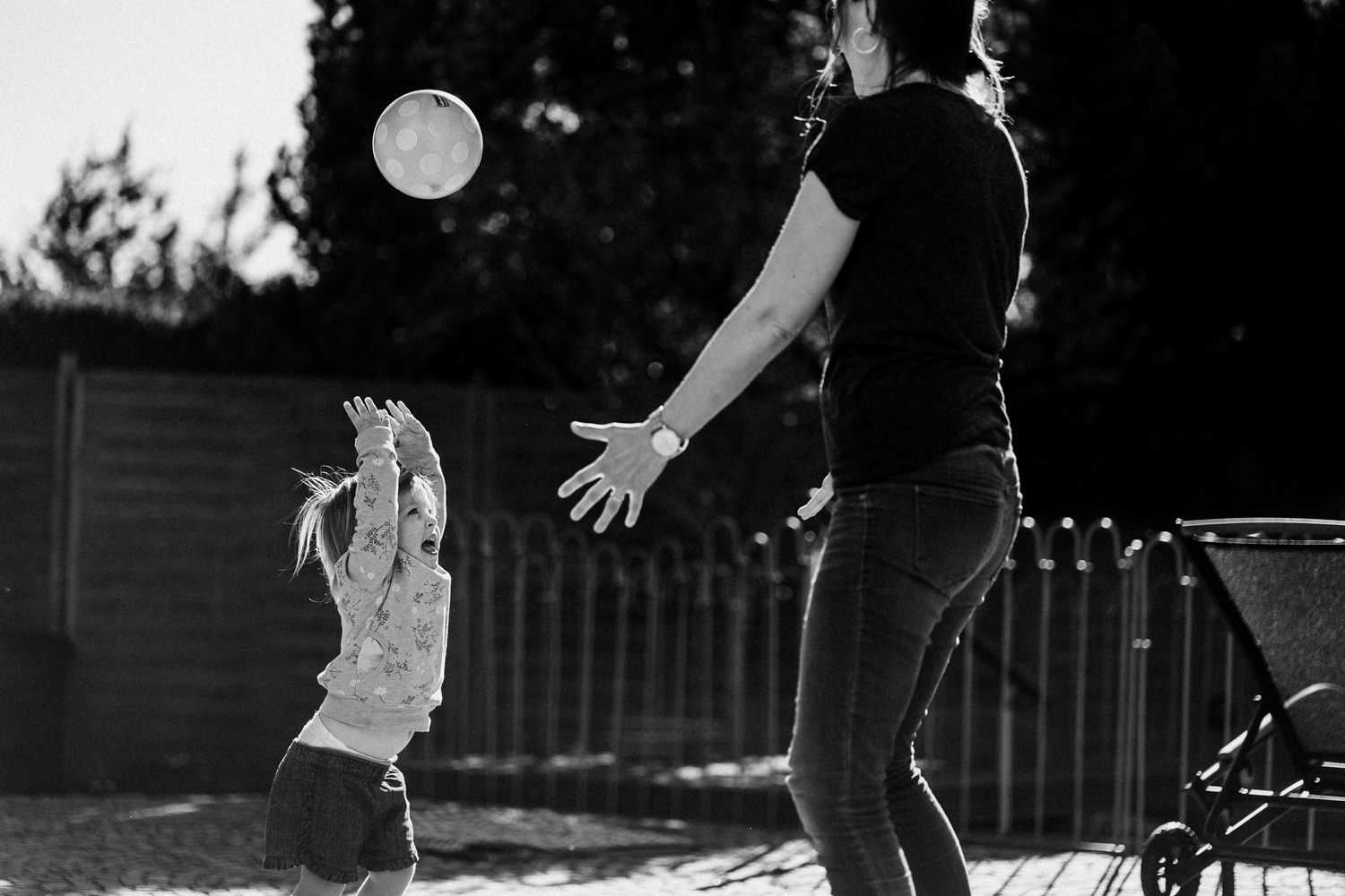 Mutter und Kind spielen Ball