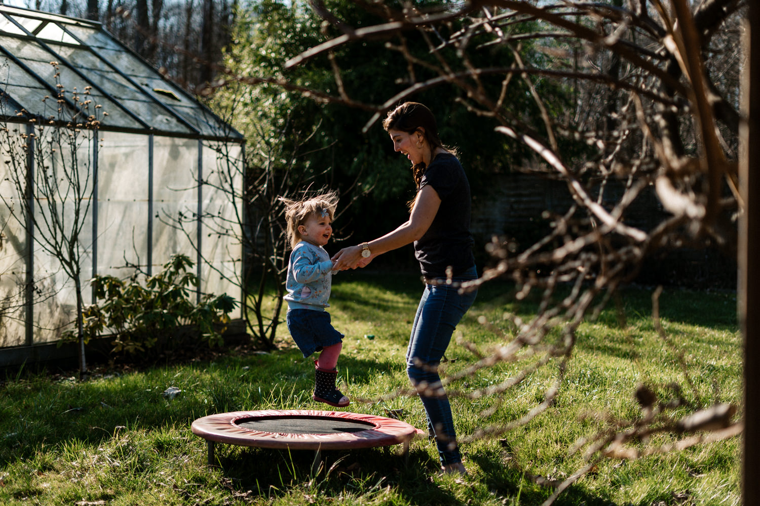 Kind springt mit Mutter auf dem Trampolin