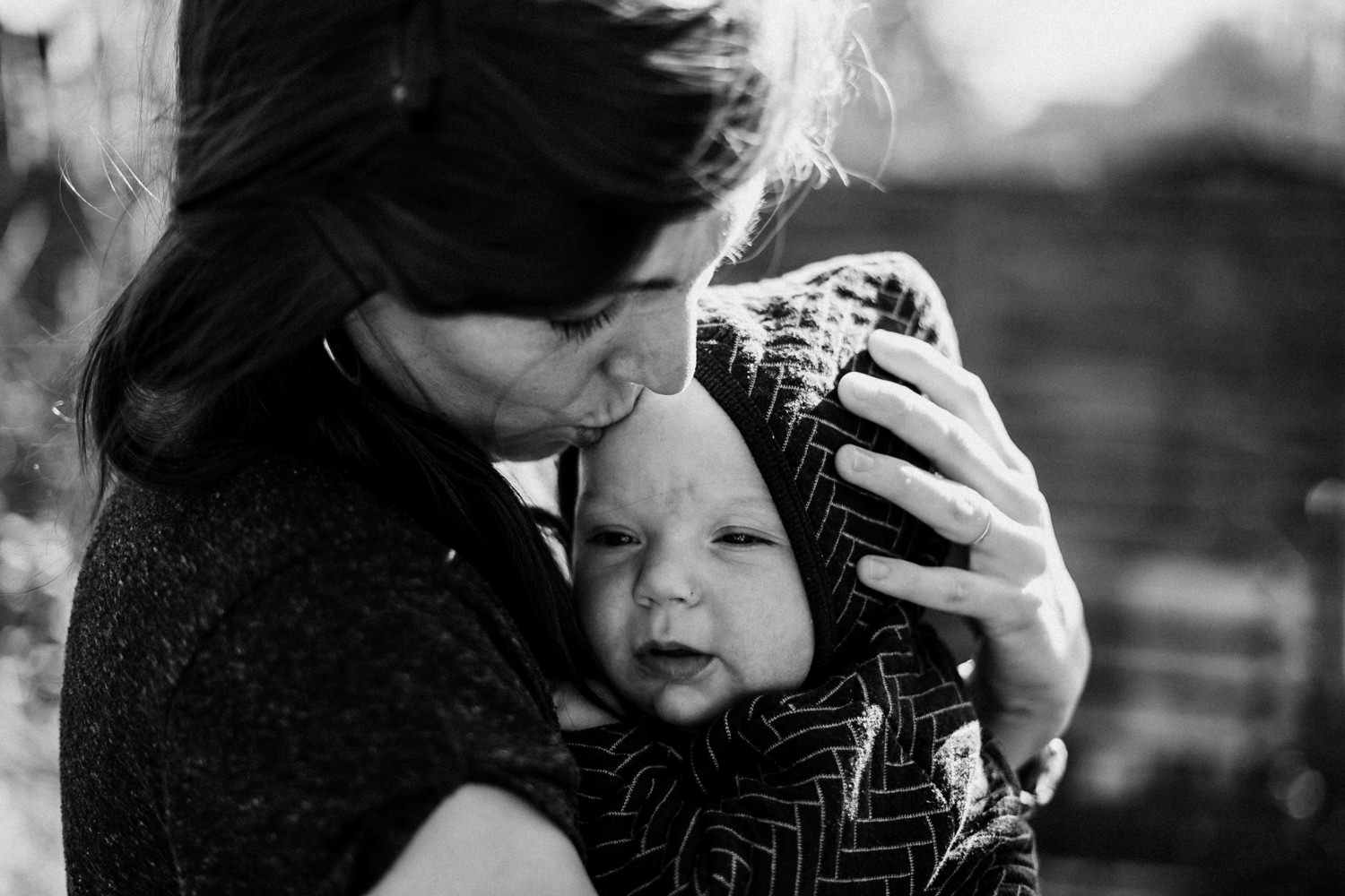 Mutter küsst Baby