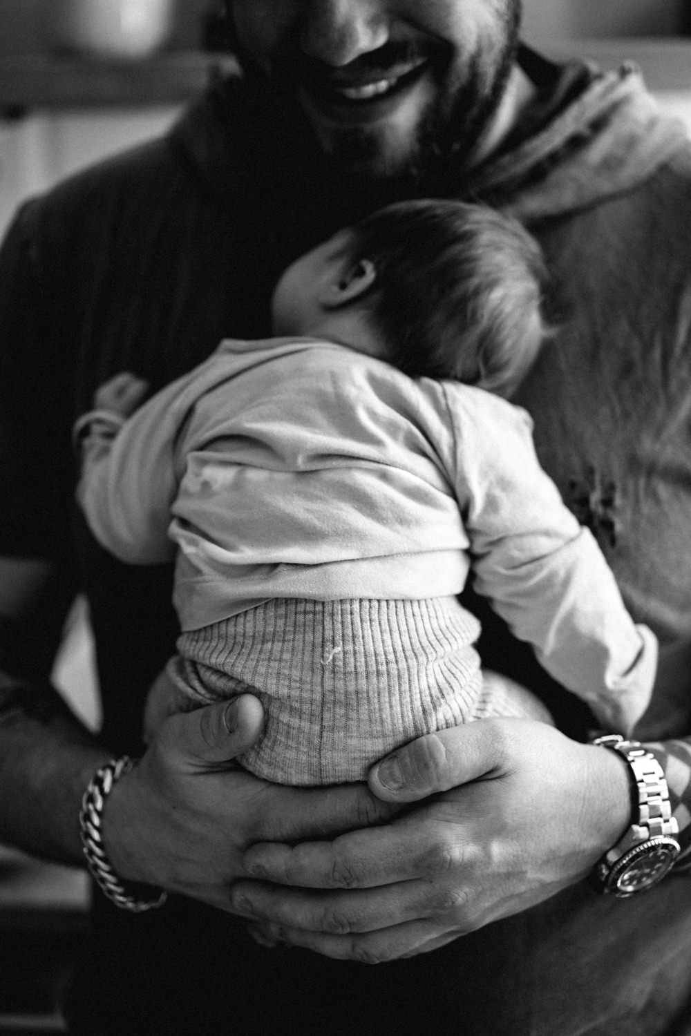 Baby bei Papa auf dem Arm