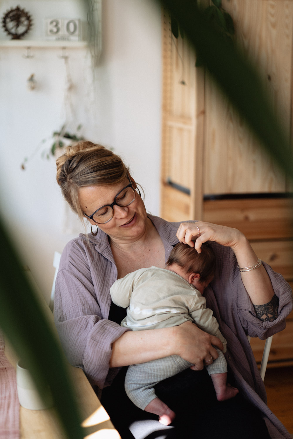 Mutter streichelt Babys Kopf