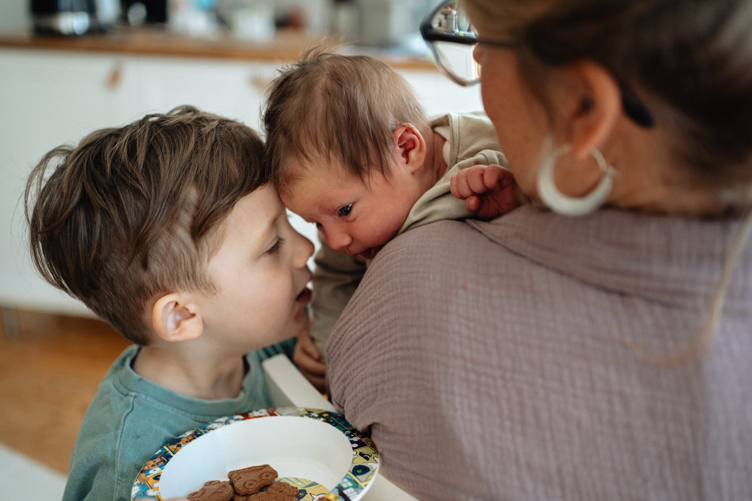 Bruder hält Kopf an babys Kopf