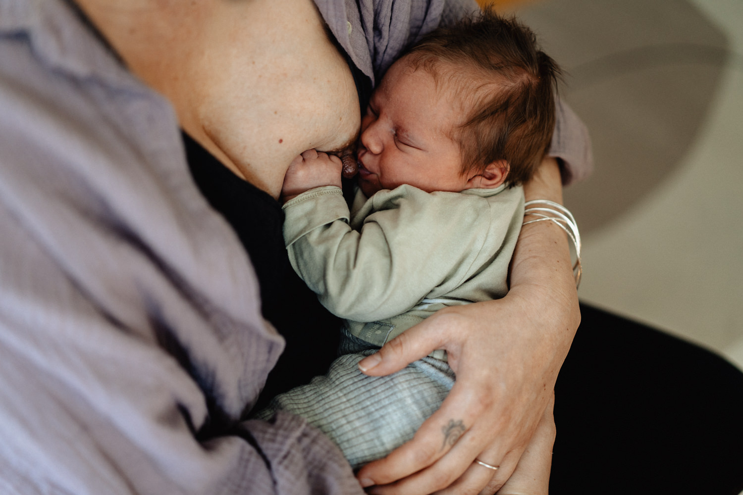 Baby ist beim stillen eingeschlafen