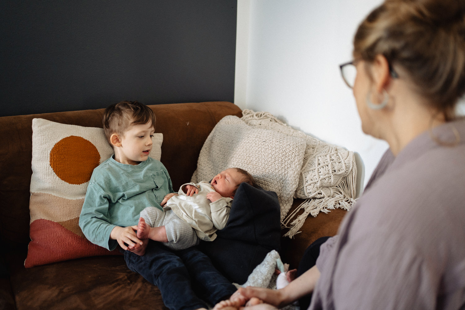 Bruder hat Baby auf dem Schoss